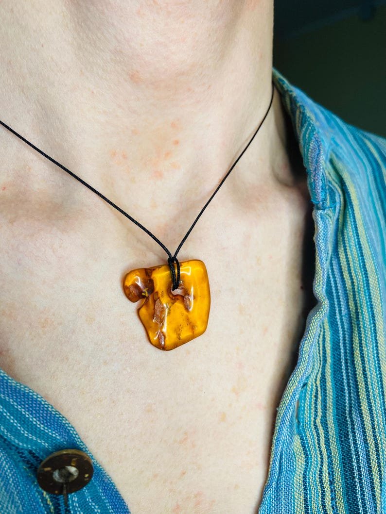 Autentiski Dzintara Odina akmeņi ar dabiskiem caurumiem