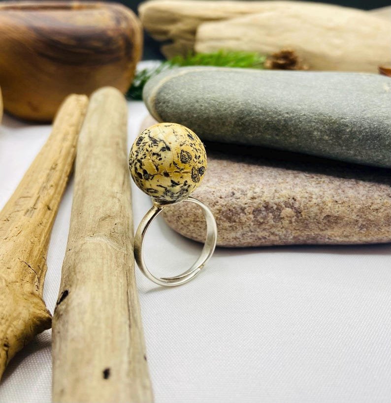 Pielāgojams Baltijas dzintara gredzens neparastā tonī