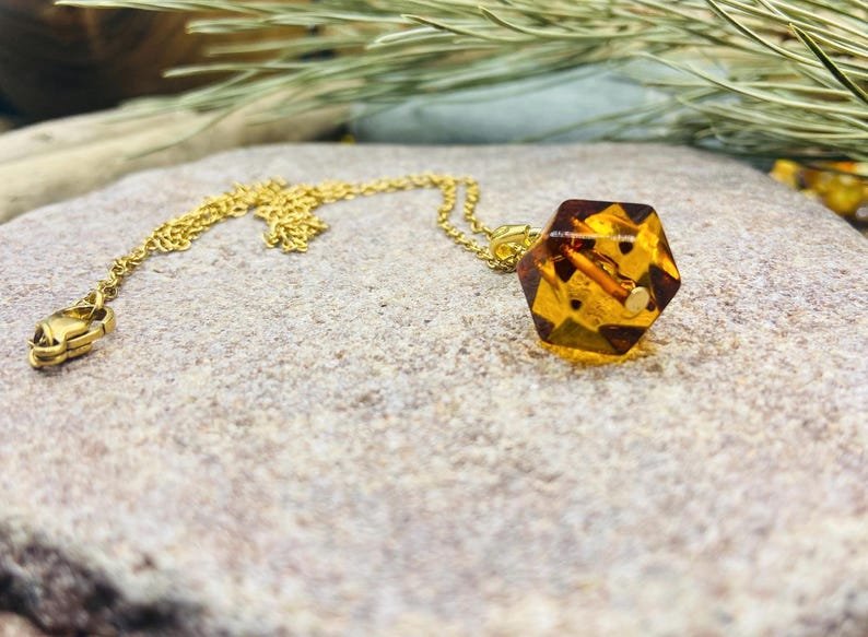 56548094-r-il-04e091-7425933608-il_794xN.7425933608_28lm Fasēts Baltijas Dzintara kubs ar apzeltītu sudraba cilpiņu