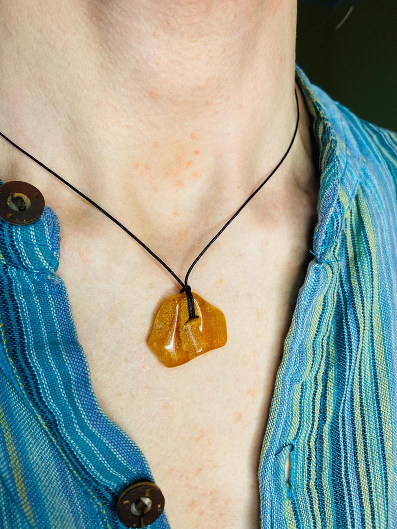 Autentiski Dzintara Odina akmeņi ar dabiskiem caurumiem