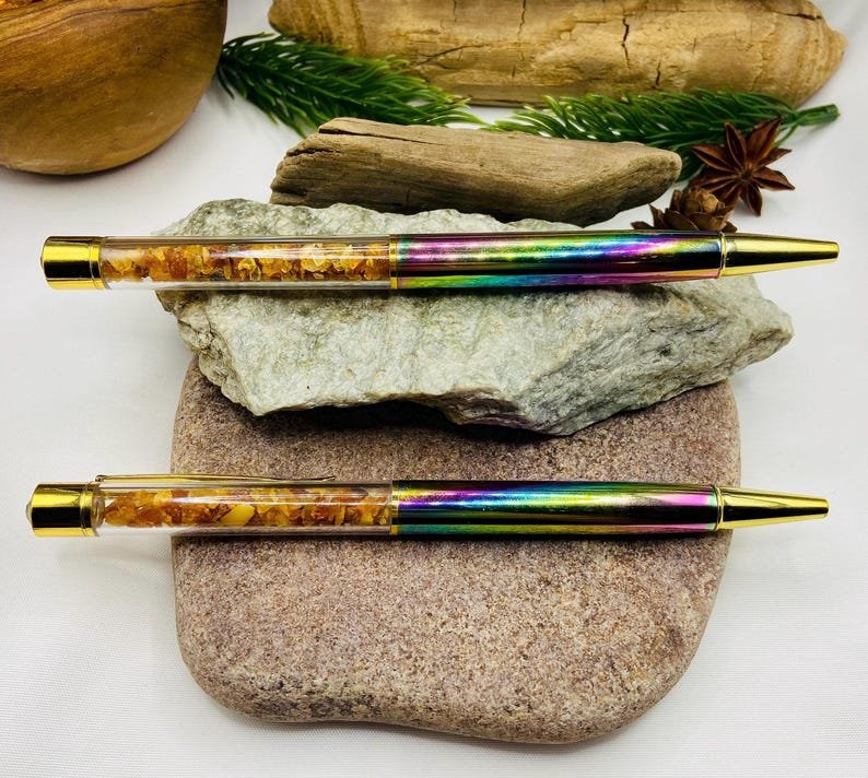 56548094-r-il-0c6d0b-7545407366-il_794xN.7545407366_a0y2 Varavīksnes krāsas Pildspalva ar dzintara drupačām un melnu tinti