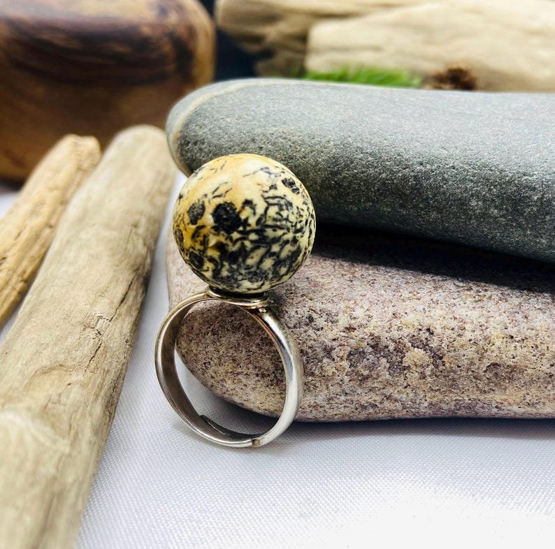 Pielāgojams Baltijas dzintara gredzens neparastā tonī