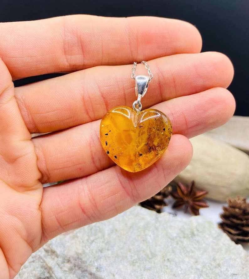 Baltijas Dzintara sirsniņa ar sudrabu un unikāliem ietvērumiem