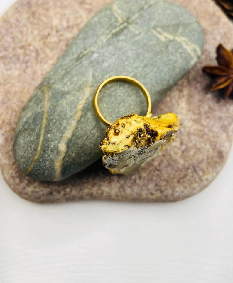 56548094-r-il-13db5a-7630381352-il_794xN.7630381352_6nao Baltās krāsas milzīgs Dzintara gredzens ar apzeltītu sudrabu