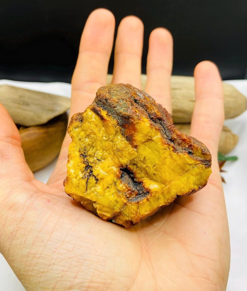 56548094-r-il-169ed6-7598400457-il_794xN.7598400457_765i 97 gramus liels Baltijas Dzintara gabals sviesta krāsā