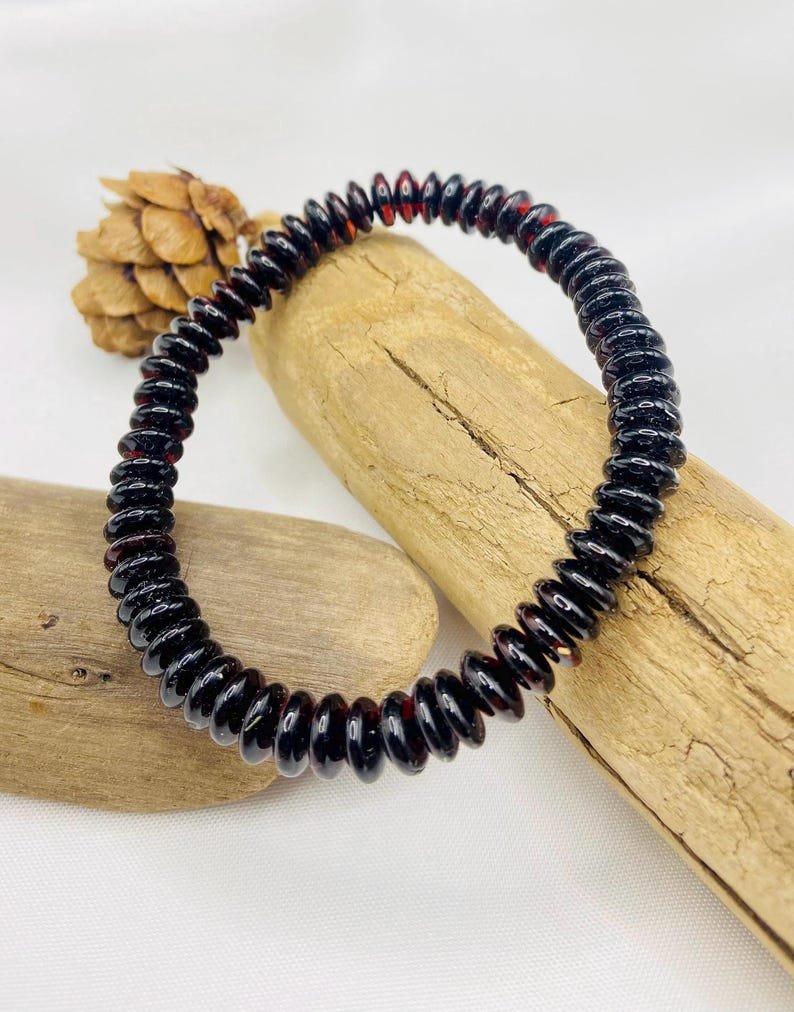 Rondelle formas ķiršu toņa smalka Dzintara rokassprādze