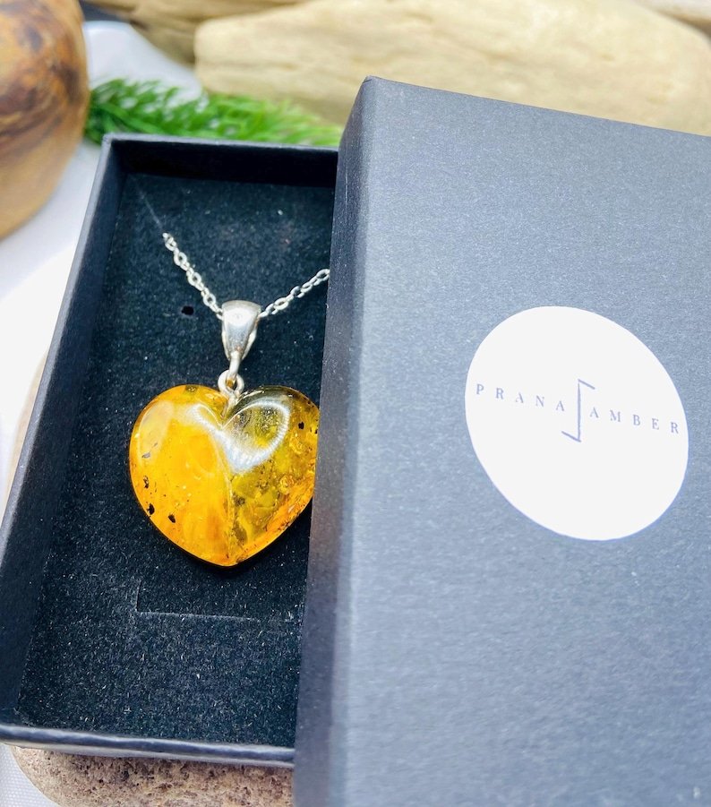 Baltijas Dzintara sirsniņa ar sudrabu un unikāliem ietvērumiem