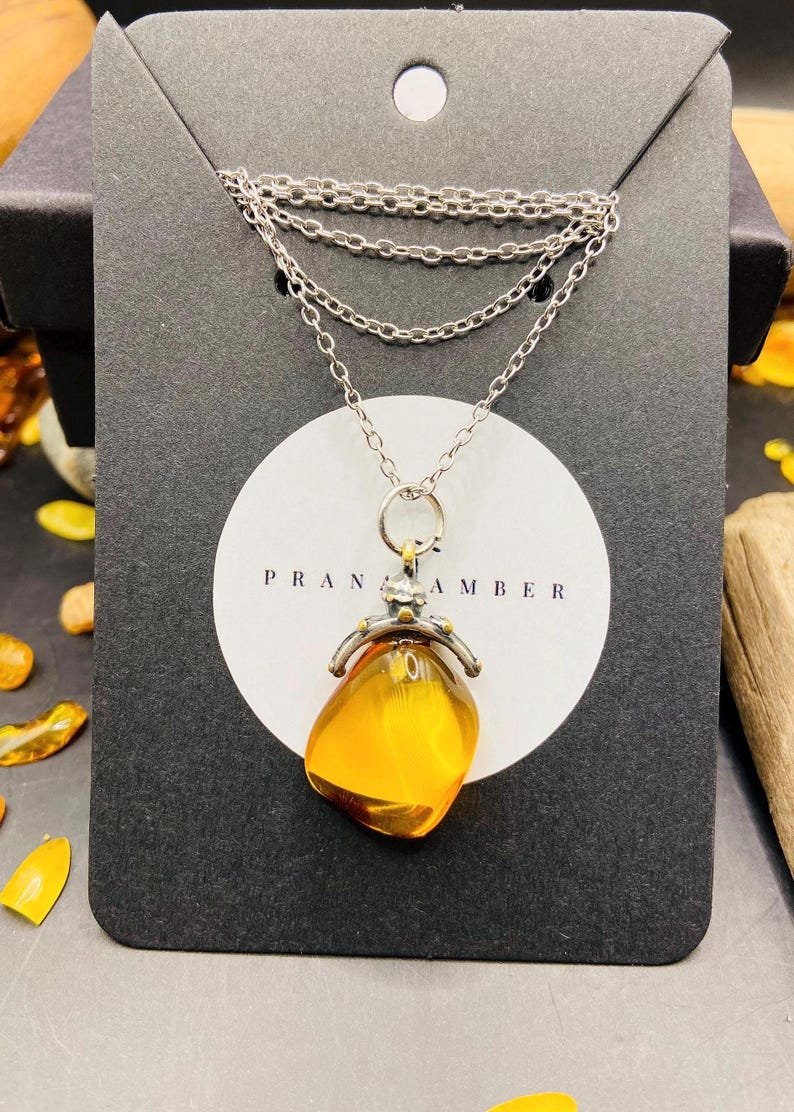 Dzintara eņģeļa kulons paredzēts gan pieaugušajiem, gan bērniem