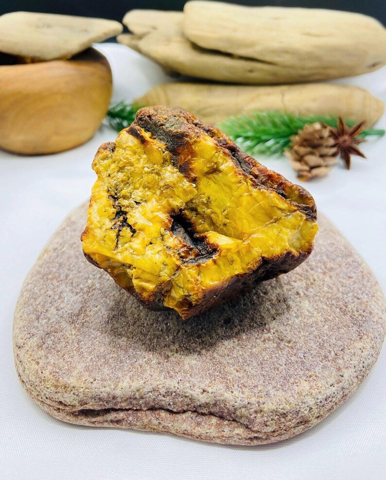 56548094-r-il-270752-7550455152-il_794xN.7550455152_ilcj 97 gramus liels Baltijas Dzintara gabals sviesta krāsā