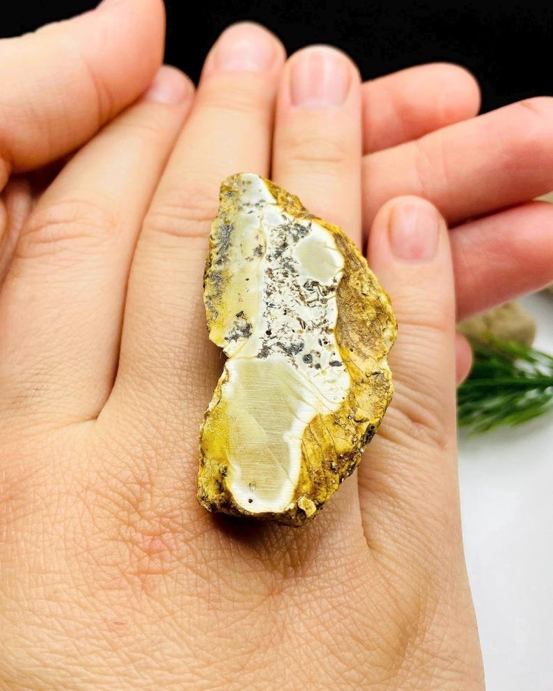 56548094-r-il-28ffc6-7678350143-il_794xN.7678350143_3aki Baltās krāsas milzīgs Dzintara gredzens ar apzeltītu sudrabu