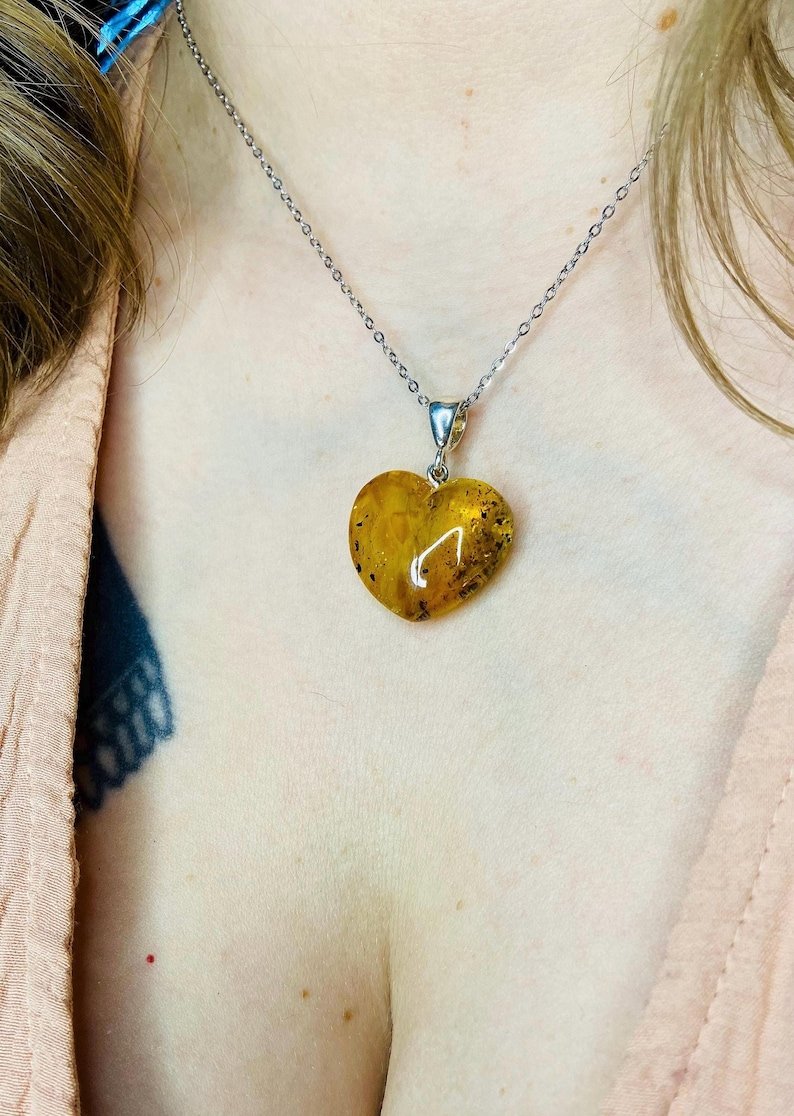 Baltijas Dzintara sirsniņa ar sudrabu un unikāliem ietvērumiem