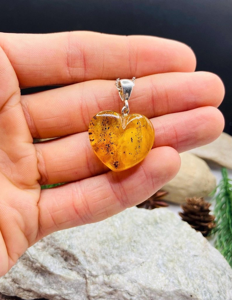 Baltijas Dzintara sirsniņa ar sudrabu un unikāliem ietvērumiem