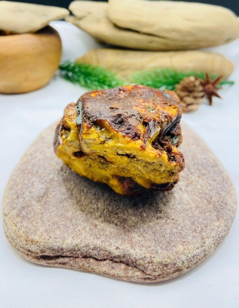 56548094-r-il-2ffbdf-7598399833-il_794xN.7598399833_qyqk 97 gramus liels Baltijas Dzintara gabals sviesta krāsā