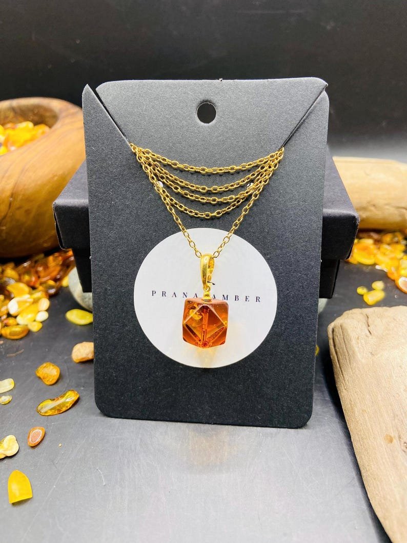 56548094-r-il-309cbc-7473863023-il_794xN.7473863023_kir0 Fasēts Baltijas Dzintara kubs ar apzeltītu sudraba cilpiņu