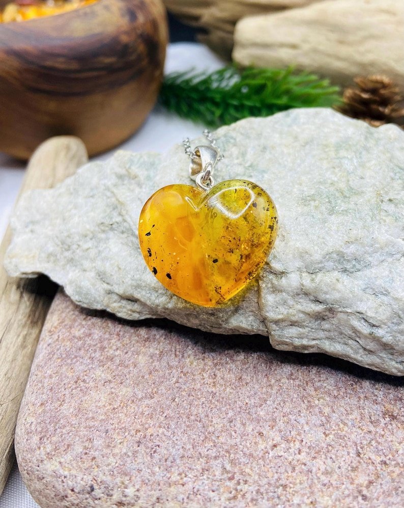 Baltijas Dzintara sirsniņa ar sudrabu un unikāliem ietvērumiem