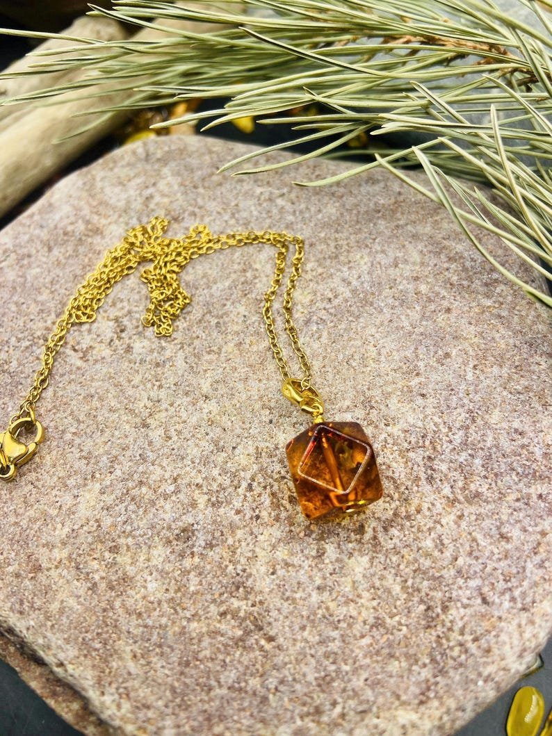 56548094-r-il-3c2aa5-7473861361-il_794xN.7473861361_shpc Fasēts Baltijas Dzintara kubs ar apzeltītu sudraba cilpiņu