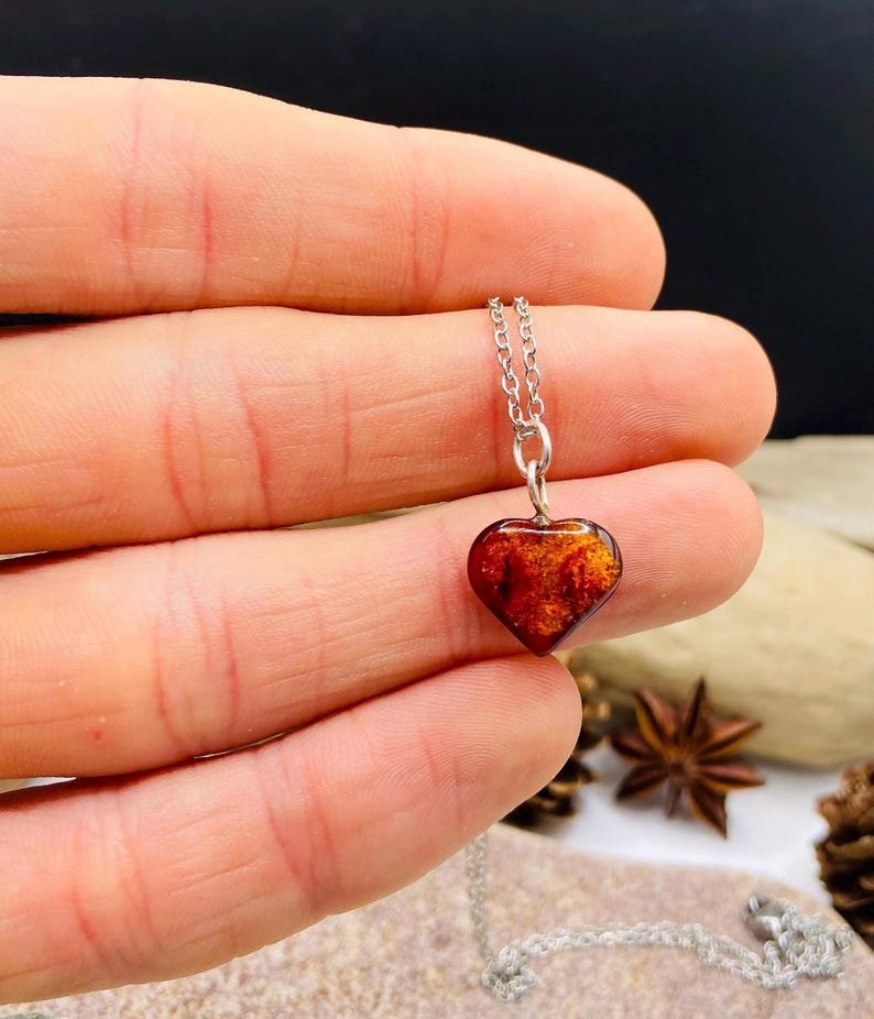 Ķiršu krāsas Baltijas Dzintara sirsniņas 2 variācijās