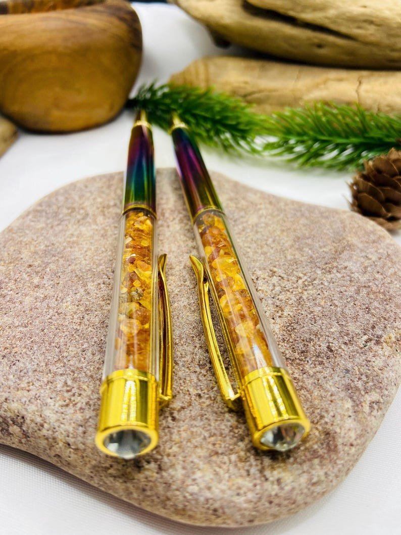 56548094-r-il-41c328-7545405596-il_794xN.7545405596_5s9a Varavīksnes krāsas Pildspalva ar dzintara drupačām un melnu tinti