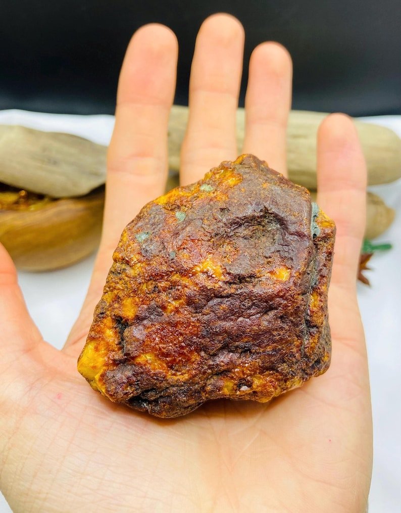 56548094-r-il-438161-7598397545-il_794xN.7598397545_odcg 97 gramus liels Baltijas Dzintara gabals sviesta krāsā