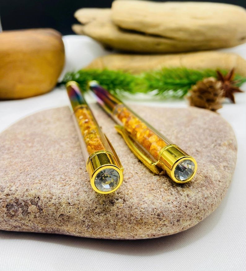 56548094-r-il-440d5d-7545405034-il_794xN.7545405034_48ii Varavīksnes krāsas Pildspalva ar dzintara drupačām un melnu tinti