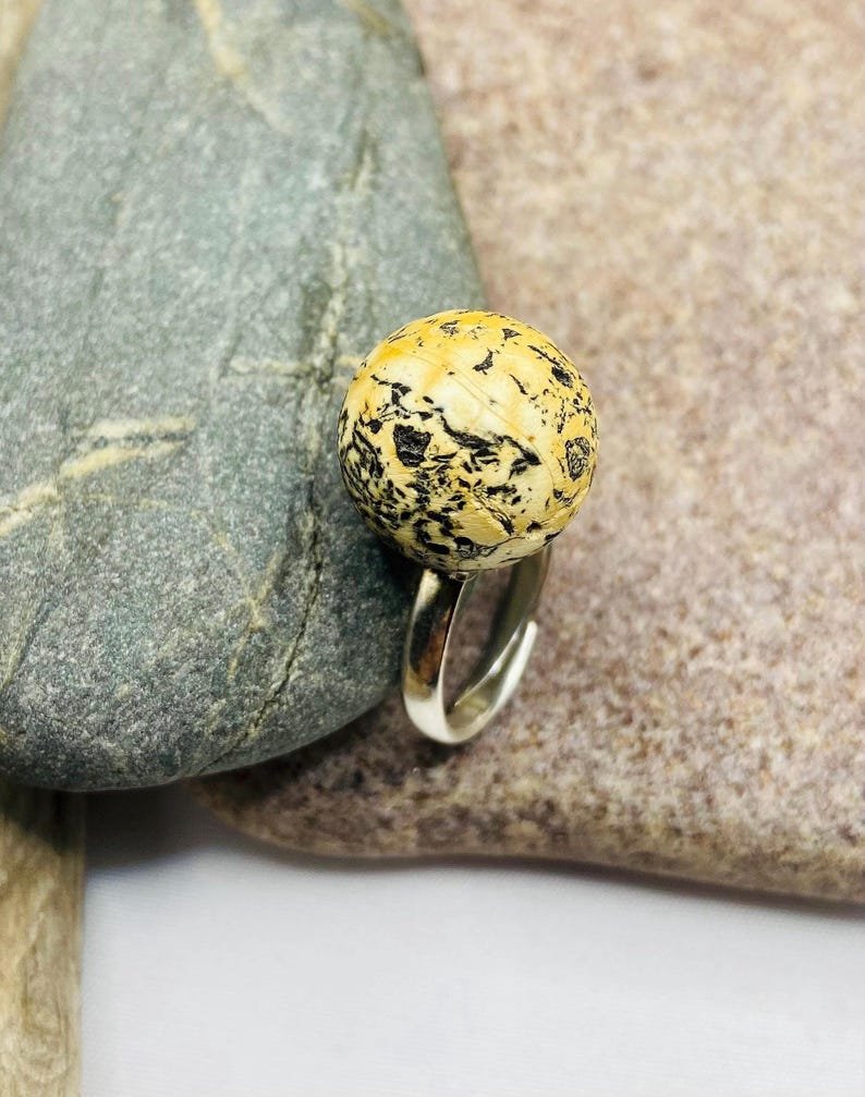 Pielāgojams Baltijas dzintara gredzens neparastā tonī