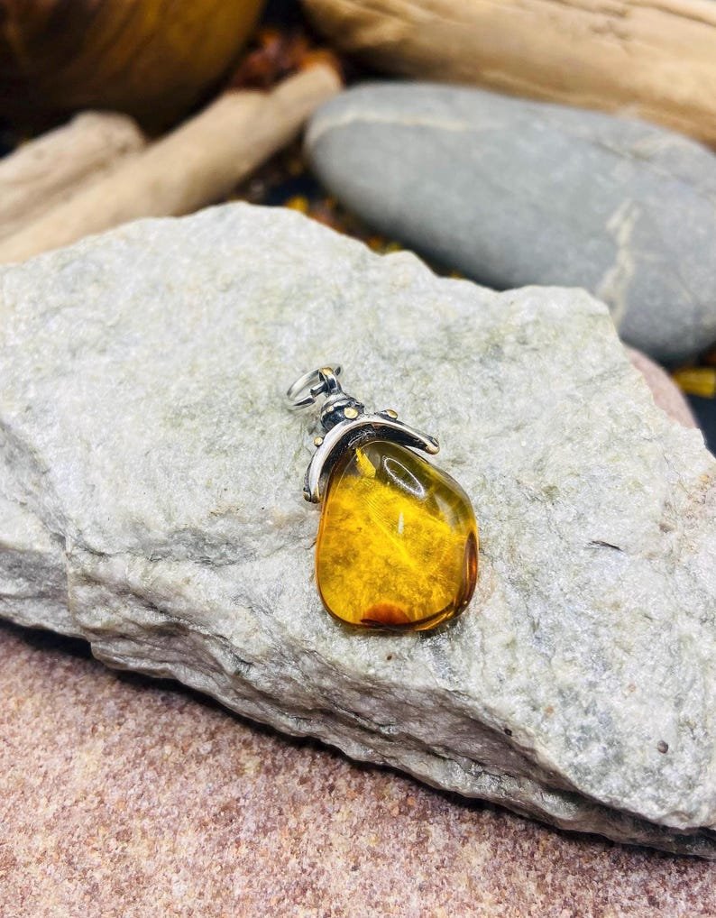 Dzintara eņģeļa kulons paredzēts gan pieaugušajiem, gan bērniem