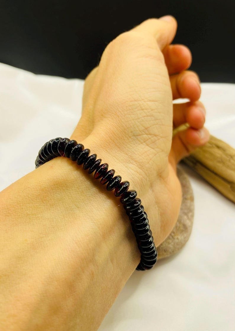 Rondelle formas ķiršu toņa smalka Dzintara rokassprādze