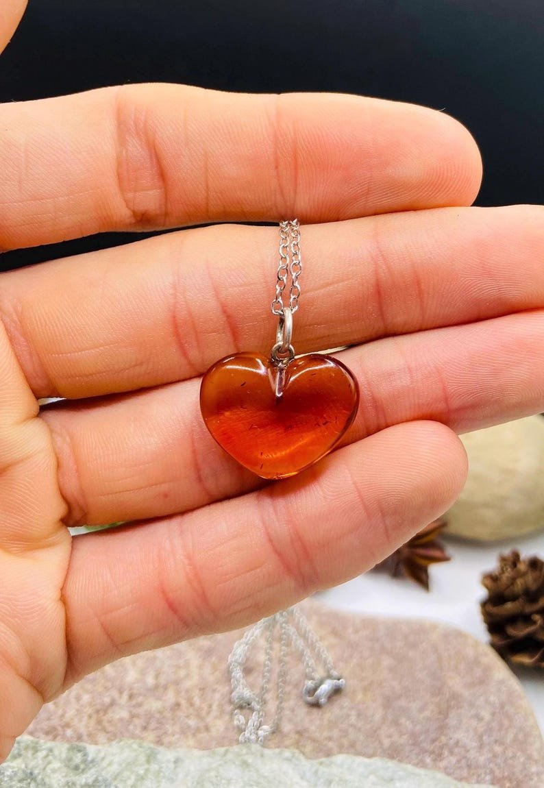 Ķiršu krāsas Baltijas Dzintara sirsniņas 2 variācijās