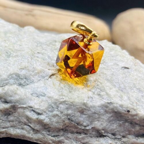 56548094-r-il-5c275f-7425936832-il_794xN.7425936832_8k6l Fasēts Baltijas Dzintara kubs ar apzeltītu sudraba cilpiņu