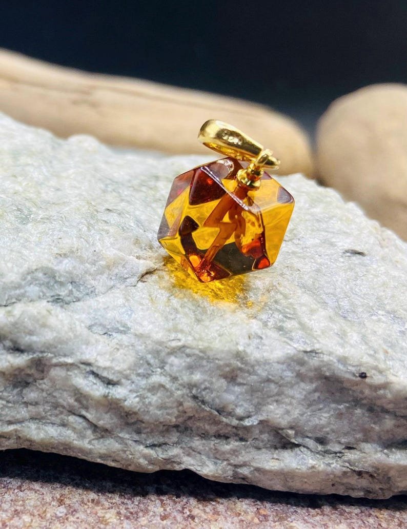 56548094-r-il-5c275f-7425936832-il_794xN.7425936832_8k6l Fasēts Baltijas Dzintara kubs ar apzeltītu sudraba cilpiņu