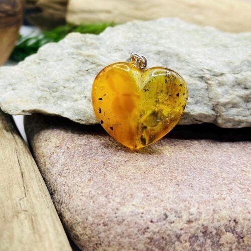 56548094-r-il-5df8de-7629539673-il_794xN.7629539673_idp0 Baltijas Dzintara sirsniņa ar sudrabu un unikāliem ietvērumiem