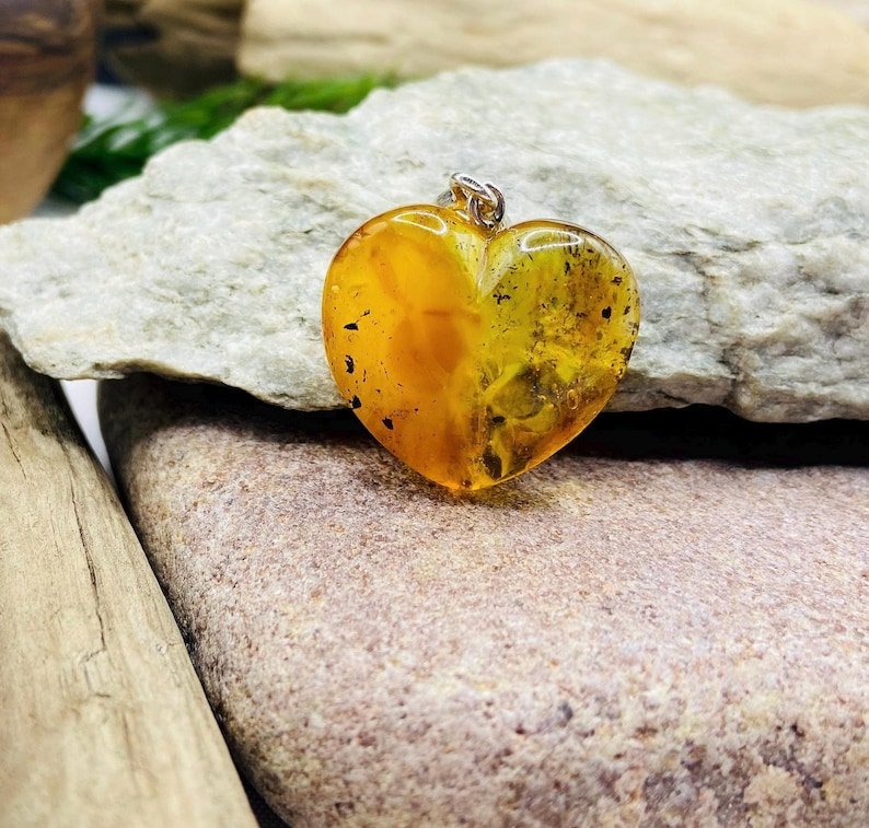 Baltijas Dzintara sirsniņa ar sudrabu un unikāliem ietvērumiem