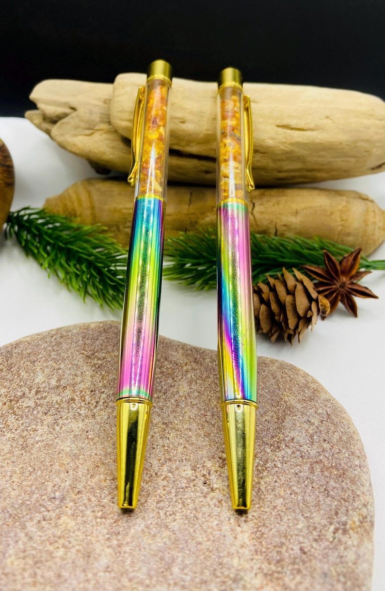 56548094-r-il-61d70a-7545406244-il_794xN.7545406244_kiyj Varavīksnes krāsas Pildspalva ar dzintara drupačām un melnu tinti