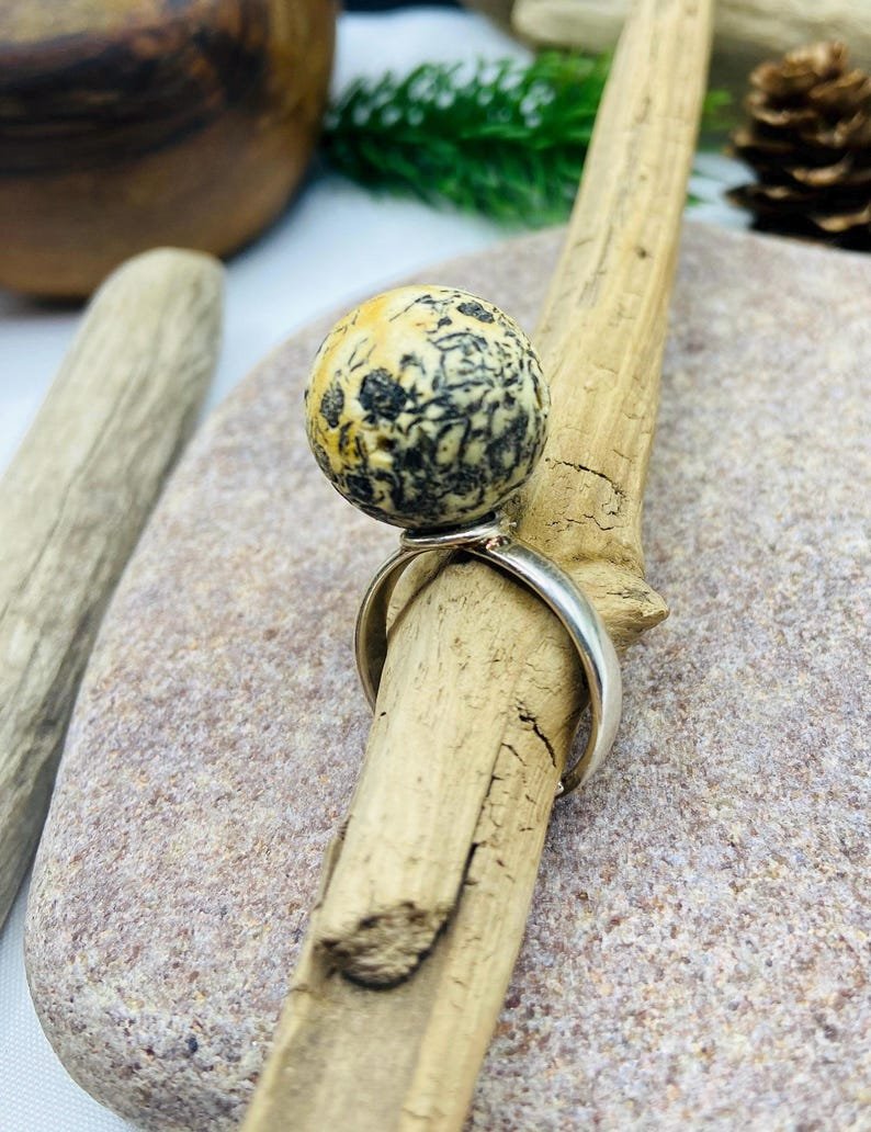 Pielāgojams Baltijas dzintara gredzens neparastā tonī