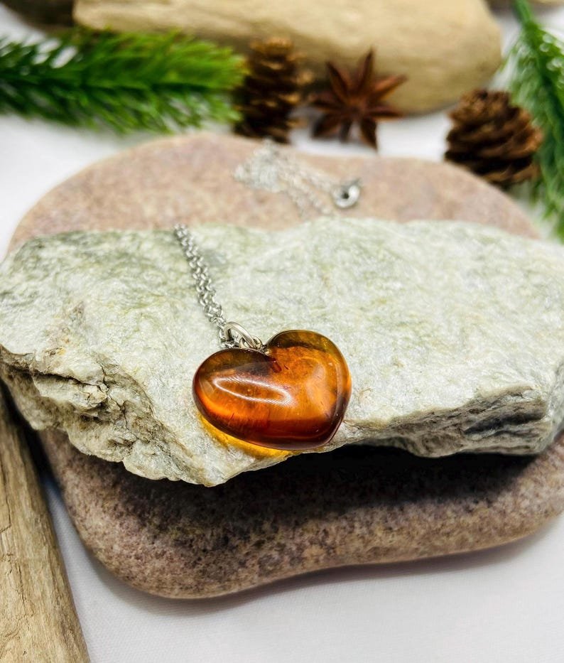 Ķiršu krāsas Baltijas Dzintara sirsniņas 2 variācijās