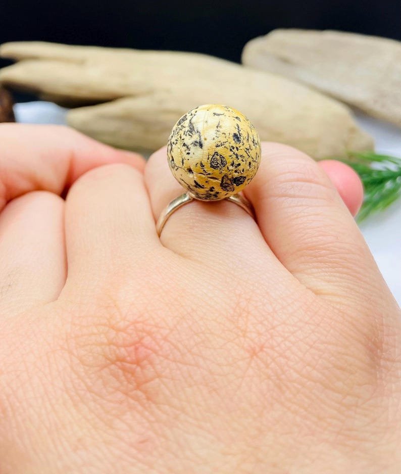 Pielāgojams Baltijas dzintara gredzens neparastā tonī