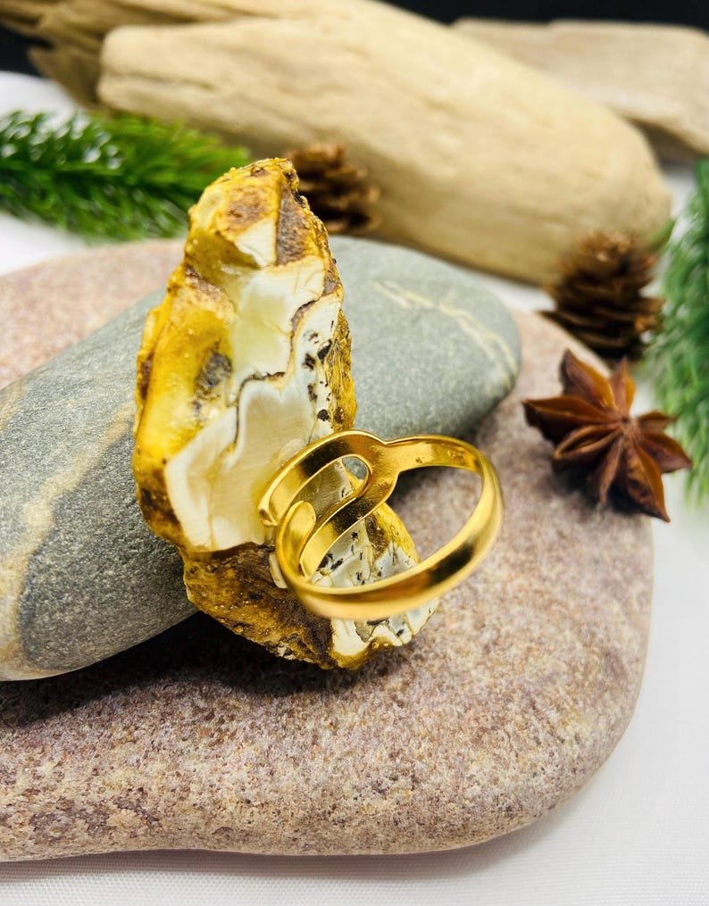 56548094-r-il-695fa2-7678336981-il_794xN.7678336981_b9fu Baltās krāsas milzīgs Dzintara gredzens ar apzeltītu sudrabu