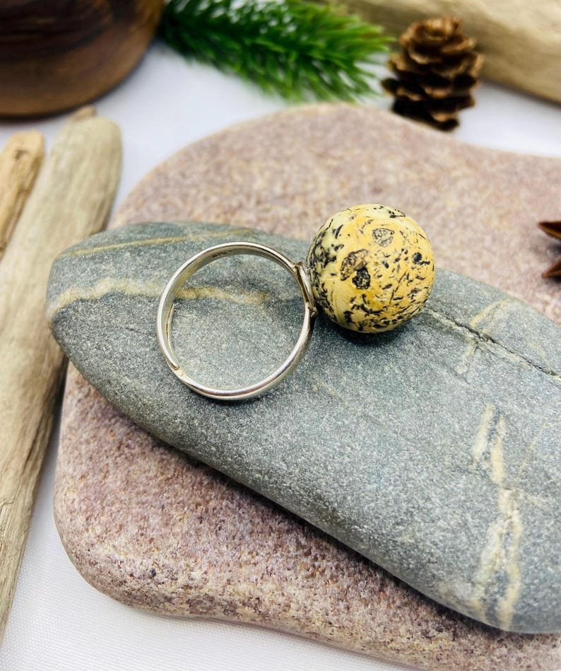 Pielāgojams Baltijas dzintara gredzens neparastā tonī