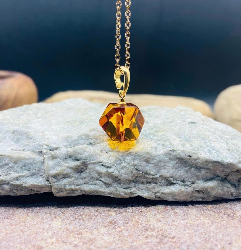 56548094-r-il-699043-7425936312-il_794xN.7425936312_jckm Fasēts Baltijas Dzintara kubs ar apzeltītu sudraba cilpiņu