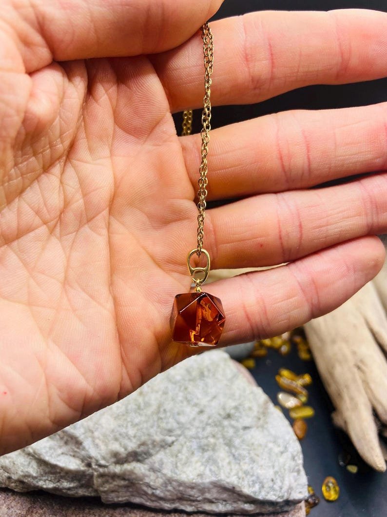 56548094-r-il-6d7120-7473862289-il_794xN.7473862289_iejw Fasēts Baltijas Dzintara kubs ar apzeltītu sudraba cilpiņu