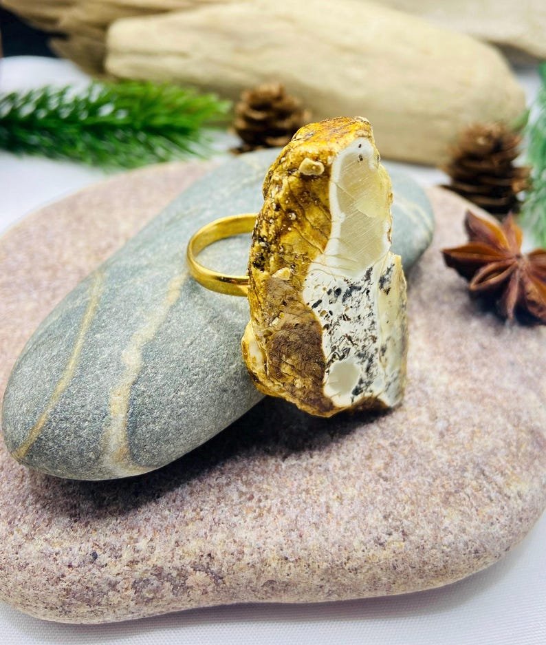 56548094-r-il-6dc596-7678332557-il_794xN.7678332557_f0a6 Baltās krāsas milzīgs Dzintara gredzens ar apzeltītu sudrabu