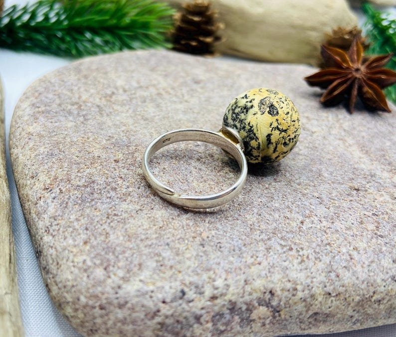 Pielāgojams Baltijas dzintara gredzens neparastā tonī