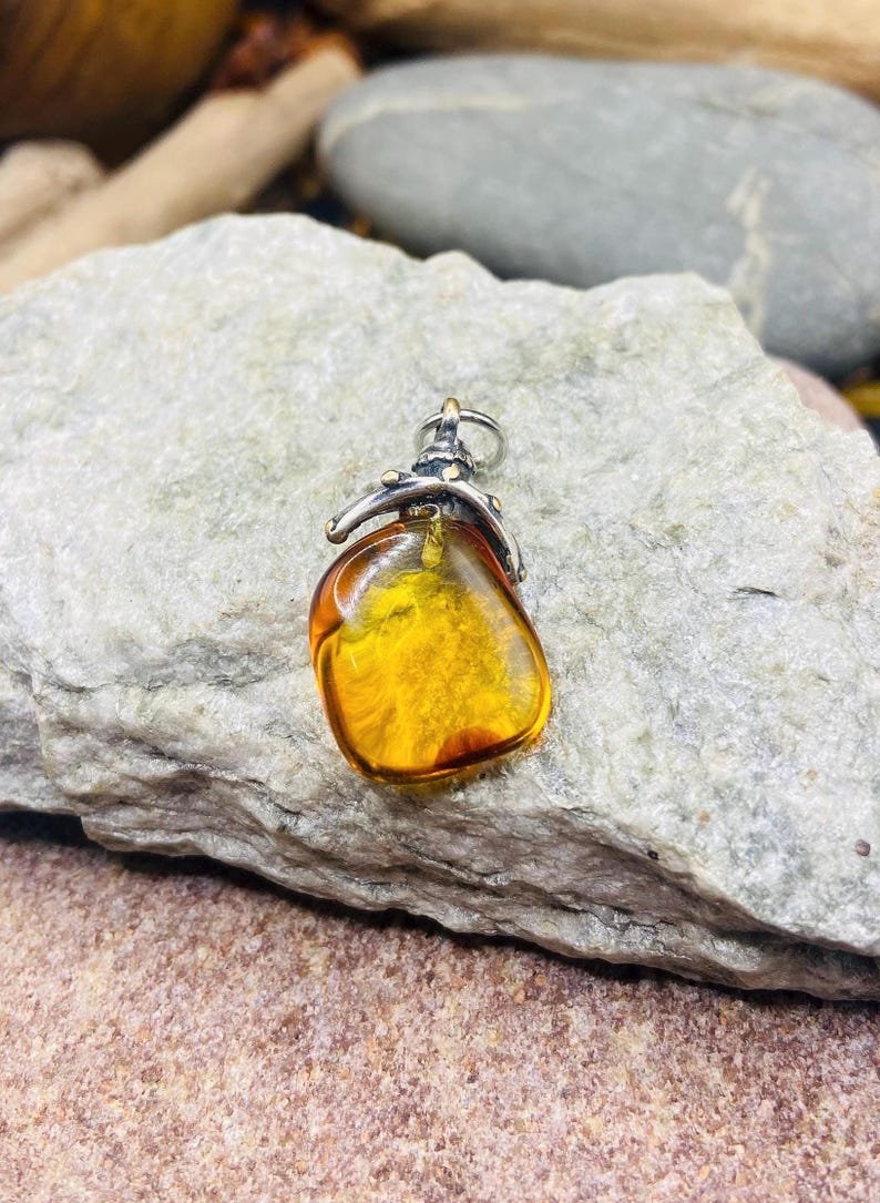 Dzintara eņģeļa kulons paredzēts gan pieaugušajiem, gan bērniem