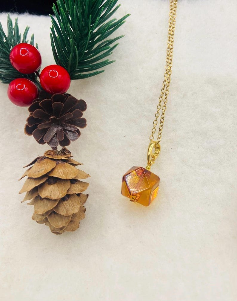 56548094-r-il-735ef5-7425935870-il_794xN.7425935870_ezmu Fasēts Baltijas Dzintara kubs ar apzeltītu sudraba cilpiņu