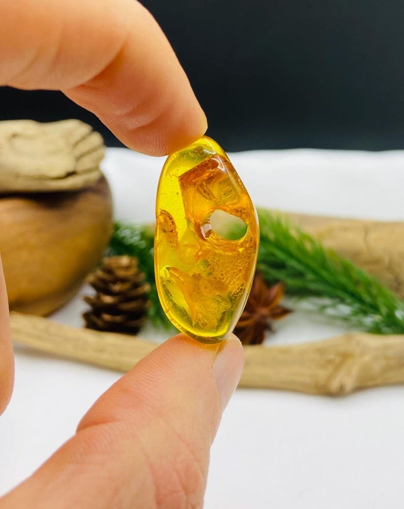 Autentiski Dzintara Odina akmeņi ar dabiskiem caurumiem