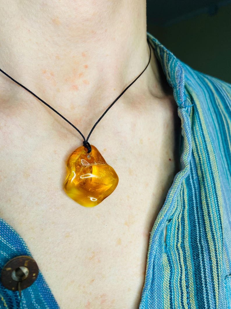 Autentiski Dzintara Odina akmeņi ar dabiskiem caurumiem