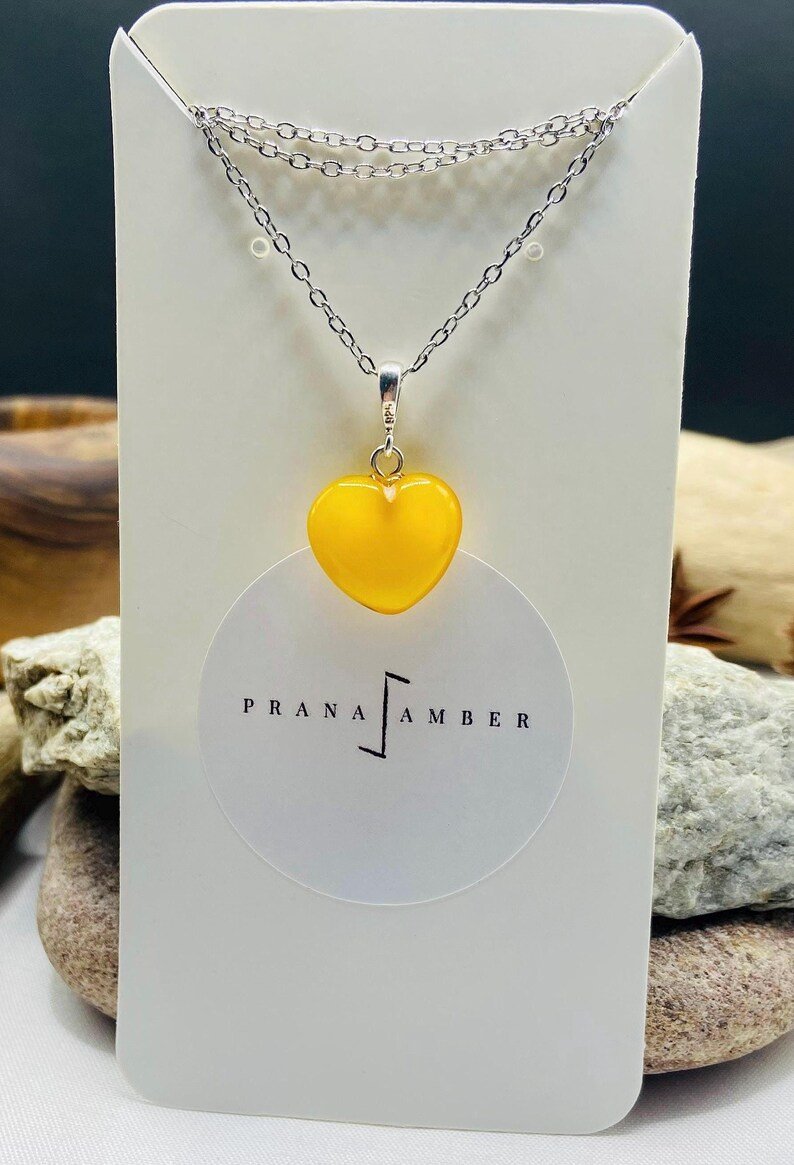 Dzeltenas dzintara sirsniņas ar sudrabu 2 variācijās