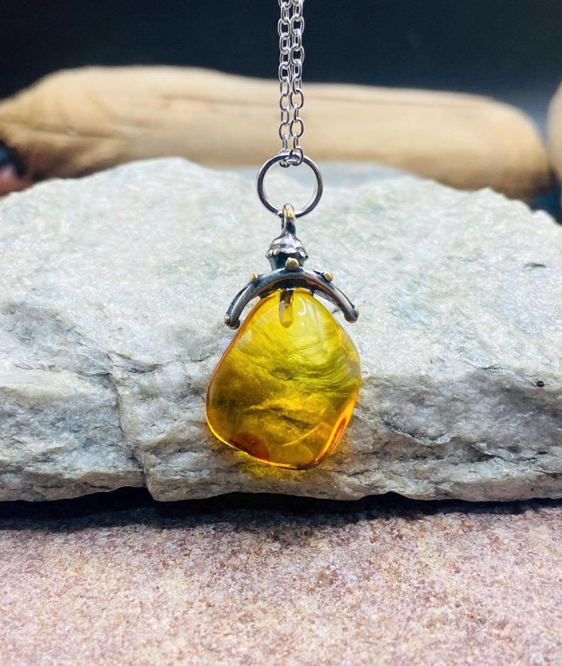 Dzintara eņģeļa kulons paredzēts gan pieaugušajiem, gan bērniem