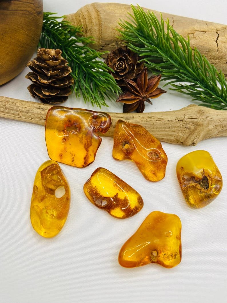 Autentiski Dzintara Odina akmeņi ar dabiskiem caurumiem