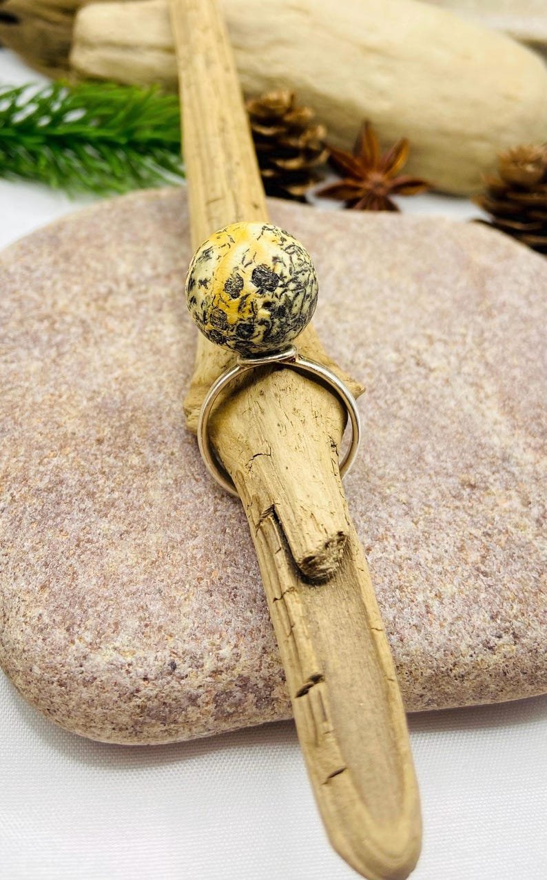 Pielāgojams Baltijas dzintara gredzens neparastā tonī